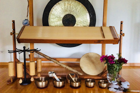 Klänge und Schwingungen der Instrumente: Monochord, Gong, Klangschalen, Koshi, Regenrohr